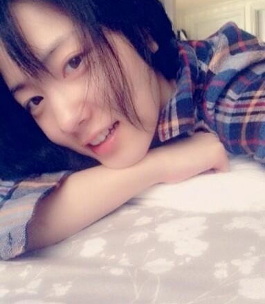 효영, 침대에 누워 새침한 미소...러블리한 매력 발산