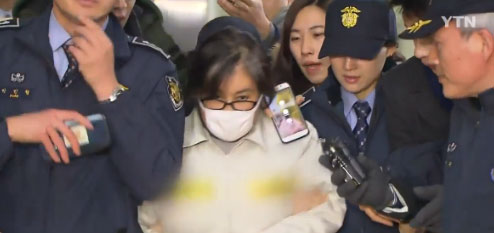 崔, 특검에 자진출석했지만...굳게 다문 입 '꼼수가 있나?'