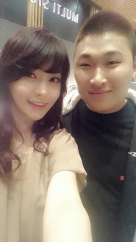 스윙스, 서유리와 핑크빛 셀카?...'무슨 사이길래'