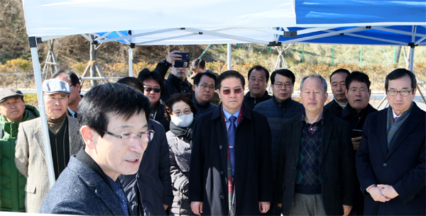 성영훈 국민권익위원장(가운데)이 9일 부산시 기장군 연화리 민원현장에서 관계자로부터 집단 고충민원 등에 대한 현황을 청취하고 있다.