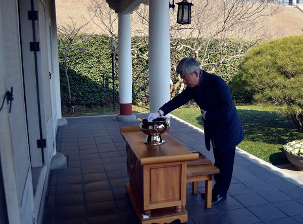 참배하는 이채문 회장