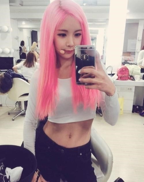 조현영, '핑크빛 생머리...굴욕없는 S라인 복근