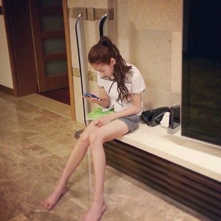 김새론, 부러질 듯한 젓가락 각선미...비현실적인 긴다리