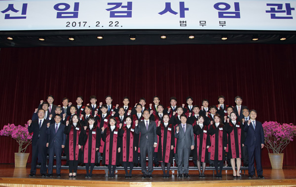 이창재 법무부장관 직무대행이 22일 오후 정부과천청사 지하 대강당에서 개최된 녡년 신임검사 임관식’에서 신임검사들과 기념촬영을 하고 있다.(사진=법무부)