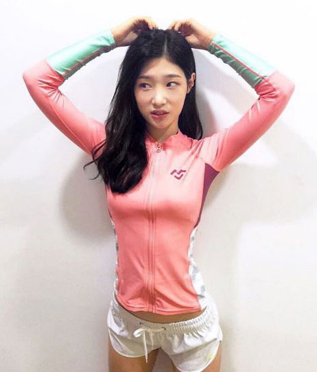 인생술집 정채연, '몸매 확연히 드러낸 래쉬가드...잘록허리 남다른 S라인'