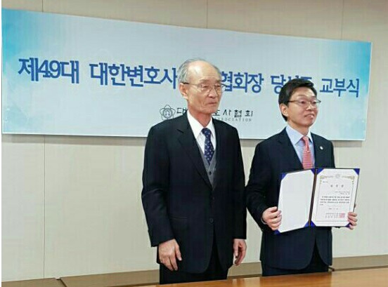 당선증을 받는 김현 변호사