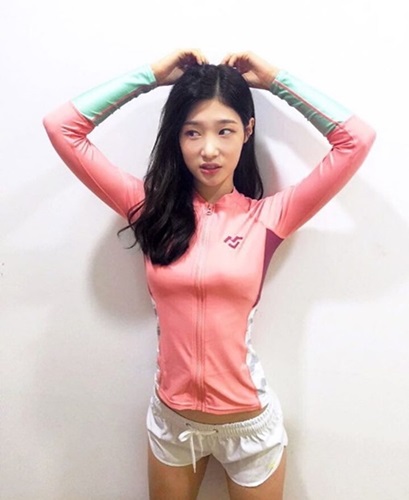 인생술집 정채연, 놀라운 한 줌 허리...몸매 확연히 드러낸 래시가드 자태 보니?