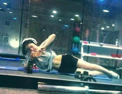 김우리 화영, 티셔츠 살짝 올린 채...일주일 동안 만든 11자 아기복근