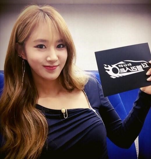 피고인 권유리, 지퍼 달린 독특한 블랙 드레스 입고 완벽 몸매 뽐내 '그저 감탄만'