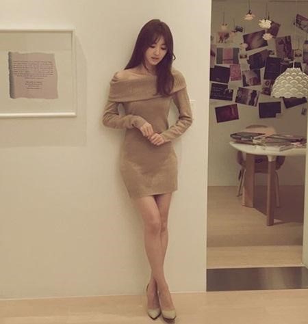 장희진, 쇄골 살짝 드러낸 오프숄더 미니드레스...바비인형인 줄