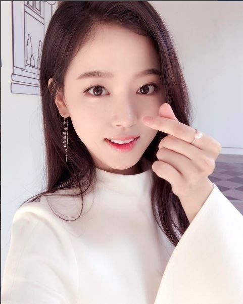 강한나, 손하트 하며 잡티없는 피부와 눈부신 미모 뽐내 "美의 여신인가?"