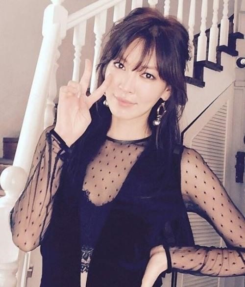 이상우 김소연 6월 결혼, 푹 파인 검은 시스루룩...환한 V포즈 청순섹시美 폭발