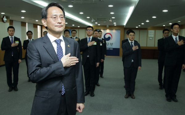 이창재 법무부 장관 직무대행이 27일 정부과천청사 법무부 대회의실에서 개최된 공익법무관 임용장 수여식에서 국민의례를 하고 있다.