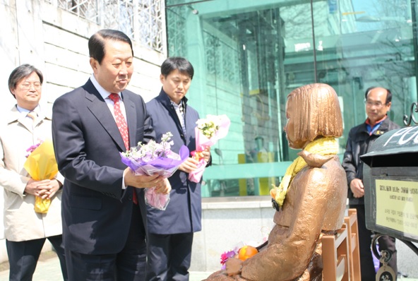 부산 소녀상을 찾았던 박주선 국회 부의장