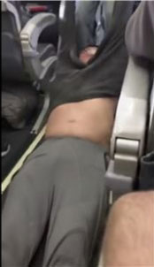 승객 끌어내린 유나이티드 항공, 양팔 잡고 질질질 끌고 가던 충격의 장면...이미 분노를 키웠다