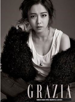 주먹쥐고 뱃고동 경수진, 화보 속 모습 아찔 쇄골라인 드러내 '이 정도 일 줄'