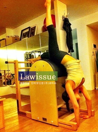 윤진서, 물구나무 자세에 드러난 탄탄 복근...'개미허리 자랑'