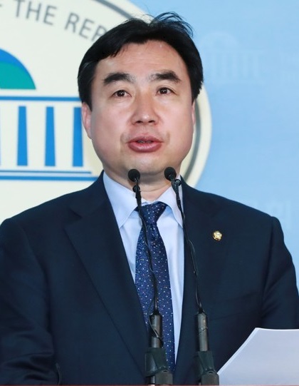 사진=더불어민주당 문재인 대선후보 선대위 윤관석 공보단장(연합뉴스)