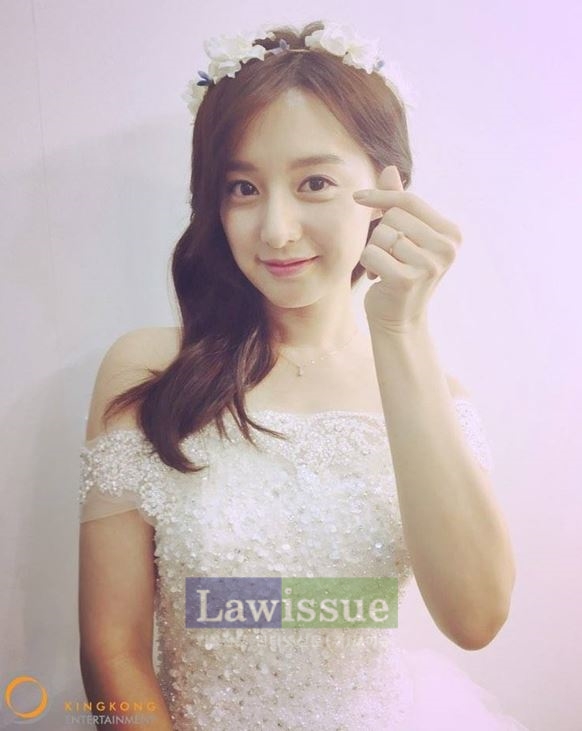 쌈 마이웨이 김지원, 손하트 날리며 순백의 천사로 변신? 사진 보니 '이 정도 일 줄'