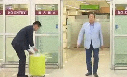 무심한 듯 휙 '신기하다 vs 태연하다?'...김무성 캐리어 노룩패스 논란