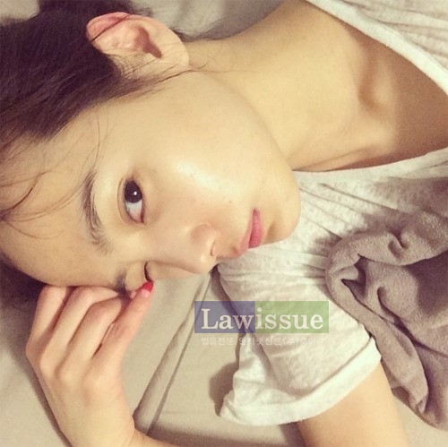 윤승아, '화장끼 없는 민낯...침대에 누워 男心쿵 '윙크'