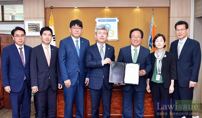 김석준 교육감을 비롯한 행정국장, 교육지원과장 등 교육청 관계자들과 부산지방변호사회 이채문 회장 및 강영수 총무이사, 황민호 홍보이사 등이 기념촬영.