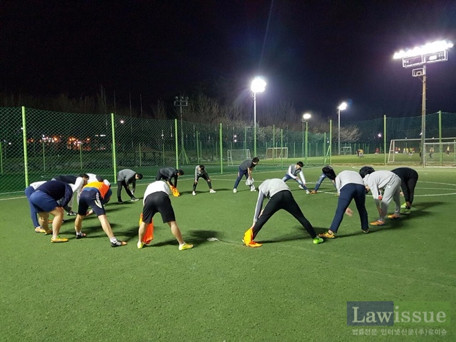 대회에 앞서 결의를 다지며 몸풀기를 하고 있다.