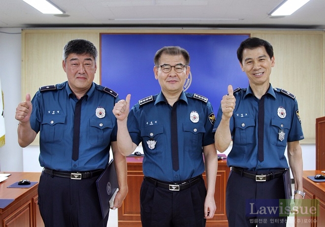 숨은일꾼으로 뽑힌 김정철 경위(사진왼쪽)와 김영호 경위(사진우측)가 윤종진 서장(가운데)과 엄지척을 하며 기념촬영을 하고 있다,