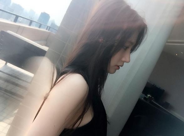 송하윤, 아침 햇살 맞으며...가녀린 턱선