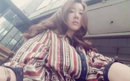 장미인애, '헝클러진 머리...로우앵글 모습 속 화사함'