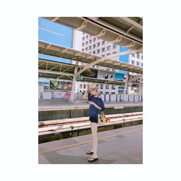 정소민, '전철역 앞 부러질 듯...11자 롱다리 매력'