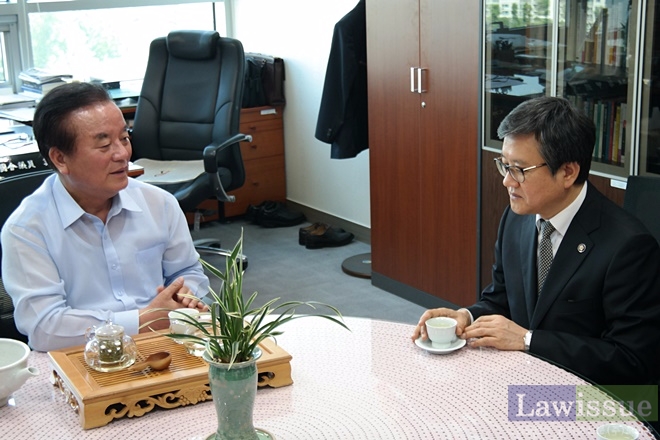 정갑윤 의원(사진왼쪽)이 감창보 법원행정처 신임 차장에게 부산고등법원 울산원외재판부의 필요성에 대해 의견을 전달하고 있다.