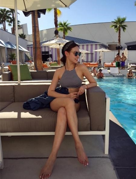 구재이, 스트라이프 탱크톱...다리꼰 채 11자 매끈각선미