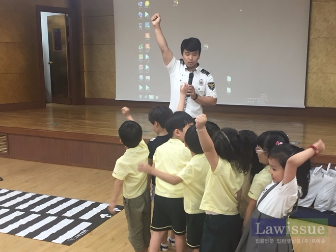 유치원생을 상대로 횡단보도 건너기 교육을 하고 있다.