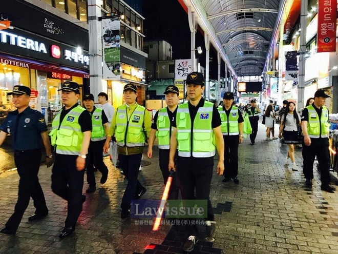 학성지구대와 전의경회가 젊음의 거리를 합동순찰을 하고 있다.