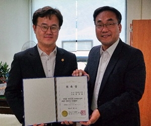 김성훈 경남도의원이 위촉장을 받고 기념촬영.