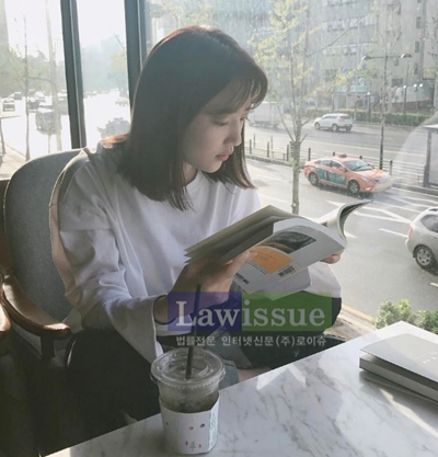 표예진, '일상 속 상큼미 폭발...책 보는 여신'