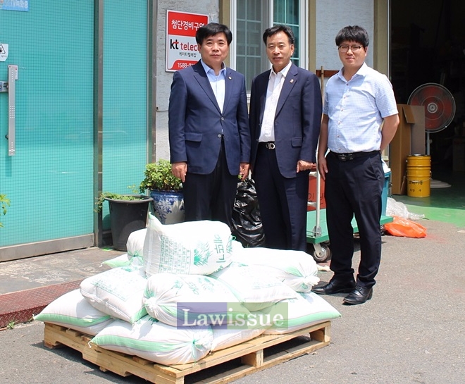 김수진 지부장(사진왼쪽)과 장수철 고문 등이 기념촬영.