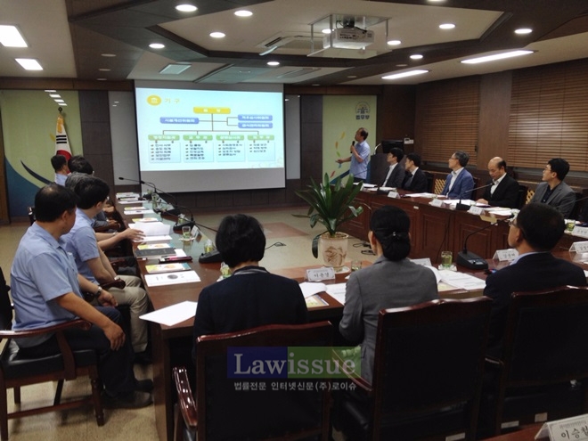 수원지방법원 안양지원장을 비롯 17명의 법원 직원들이 심사원을 방문해 기관 현황 설명, 교육현장 및 시설 참관, 업무 협의를 하고 있다.