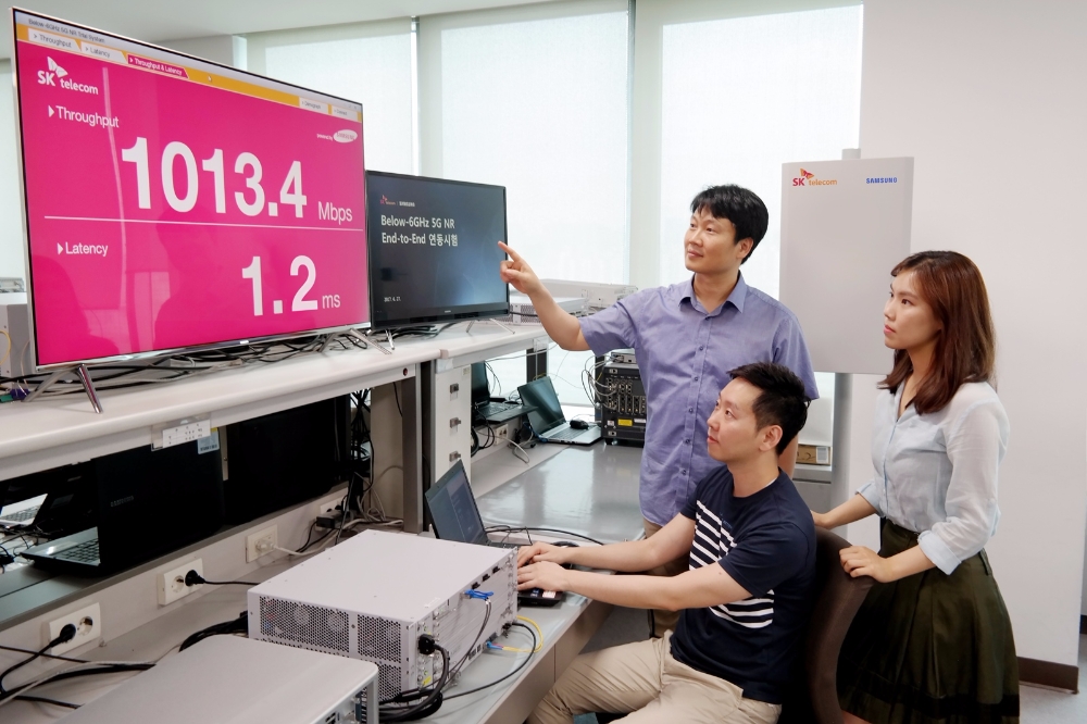 지난 27일 삼성전자 수원사업장 내 연구실에서 SK텔레콤과 삼성전자 연구원들이 3GPP 5G 표준규격 기반 통신장비로 3.5GHz 대역 통신을 시연하고 있다. (사진=SK텔레콤)