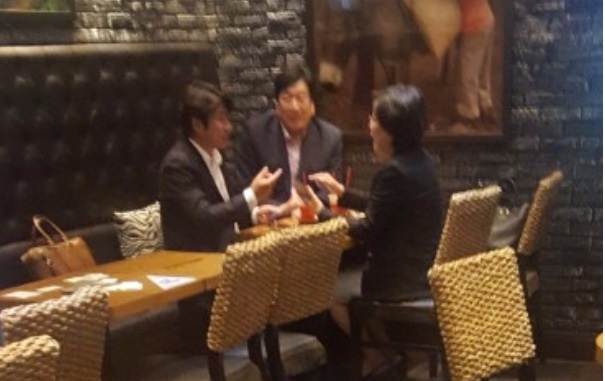 28일 오후 2시경 아리스타 서여의도점에서 박종진 앵커가 바른정당 이혜훈 대표와 바른정당 입당에 대해 논의를 하고 있다.