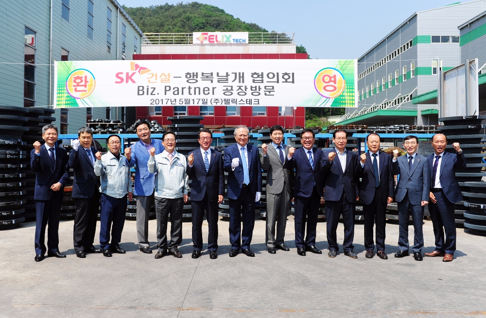 SK건설은 매년 CEO가 비즈파트너 회사들을 직접 방문해 동반성장 간담회를 갖고 경영현황과 애로사항을 청취해 오고 있다. 조기행 SK건설 부회장(왼쪽 여섯번째)이 지난 5월 부산 강서구의 협력업체 펠릭스테크를 방문해 회사 관계자들과 기념촬영을 하고 있다.(제공=SK건설)