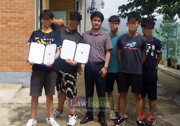 검정고시 합격자와 복학 보호관찰청소년들에게 장학금을 전달하고 기념촬영을 하고 있다.