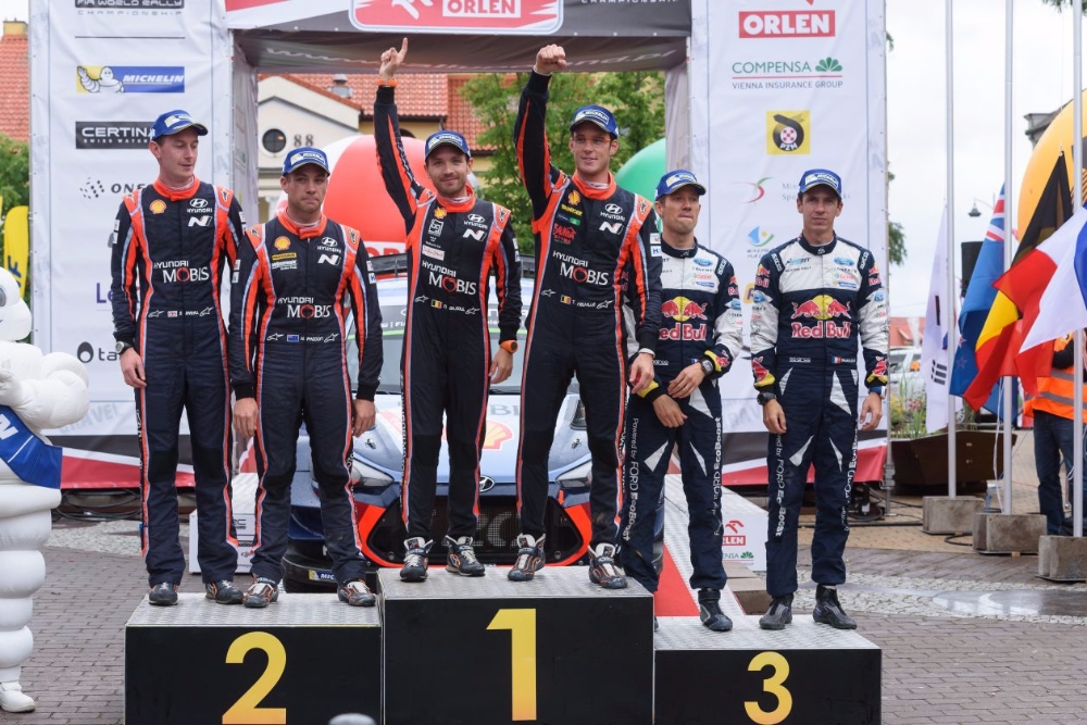 WRC 8차 대회 폴란드 랠리에서 입상한 1~3위 선수들의 모습. 왼쪽부터 2위에 셉 마샬(Seb Marshall, 헤이든 코드라이버), 헤이든 패든(Haydon Paddon), 1위에 니콜라스 질술(Nicolas Gilsoul, 티에리 코드라이버), 티에리 누빌(Thierry Neuville), 3위에 줄리앙 인그라시아(Julien Ingrassia, 오지에 코드라이버), 세바스티안 오지에(Sebastien Ogier).(제공=현대자동차)