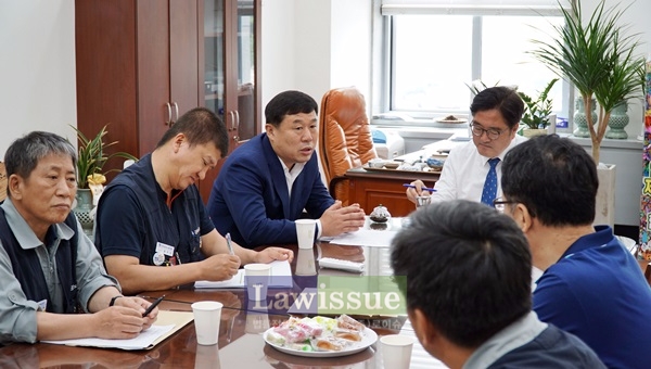 김종훈 국회의원, 백형록 지부장 등이 우원식 더불어민주당 원내대표와 면담을 하고 있다.