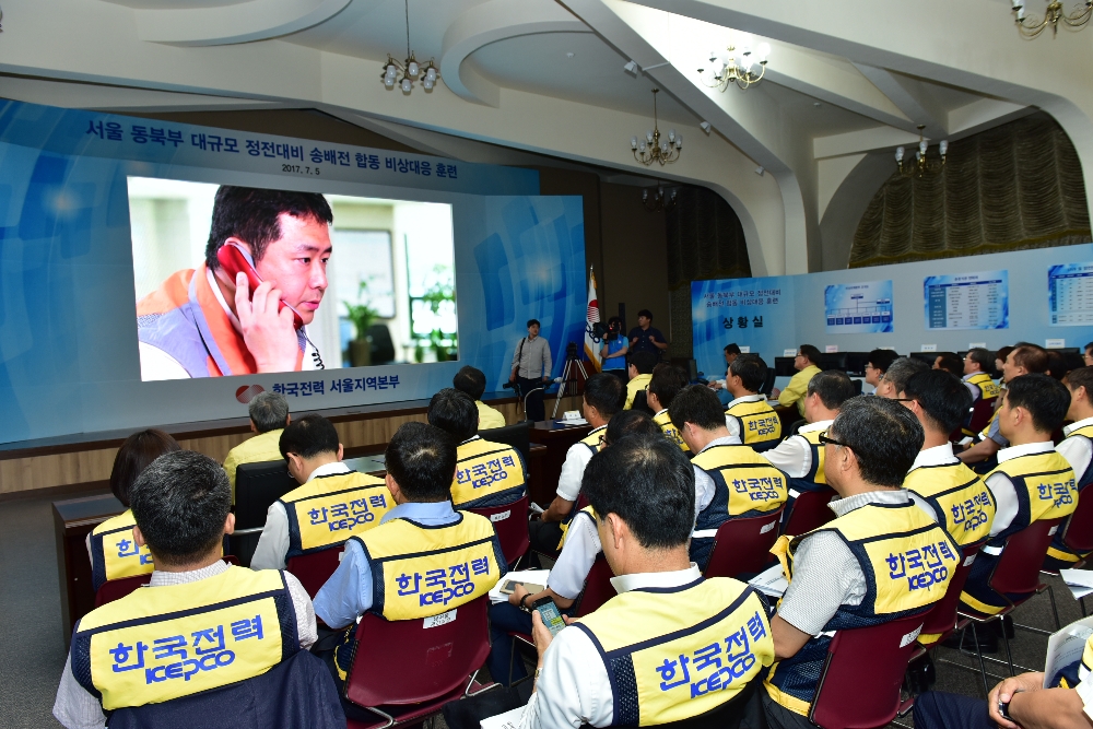 훈련에 참관하고 있는 조환익 한전 사장, 실내 훈련 장면.(사진=한국전력)