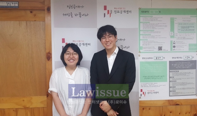 탁건 변호사와 기념촬영을 하고 있다.