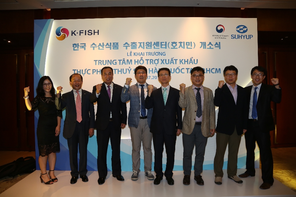 지난 12일( 공노성 수협중앙회 대표이사(사진 우측에서 두번째), 서장우 해양수산부 수산정책실장(사진 좌측에서 세번째), 배용성 가오슝 수출지원센터 센터장(사진 우측에서 세번째)가 가오슝 수출지원센터의 출발을 기념하고 있다.(사진=수협중앙회)