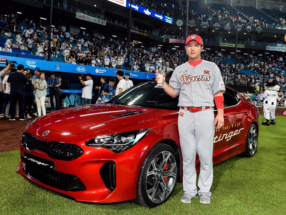 15일(토) 대구 삼성 라이온즈 파크에서 열린 ‘2017 KBO 리그 올스타전’에서 3타수 2안타 3타점으로 맹활약해 MVP에 선정된 최정 선수가 부상으로 주어진 프리미엄 세단 ‘스팅어’와 함께 포즈를 취하고 있다.(사진=기아자동차)