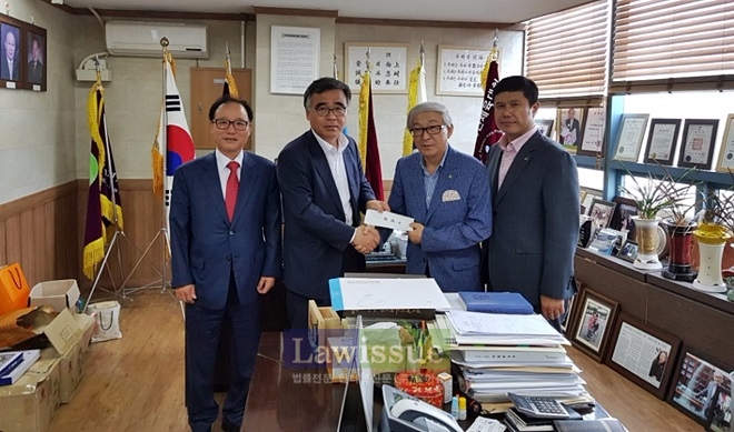 대구광역시지체장애인협회에 성금을 기탁하고 기념촬영을 하고 있다.